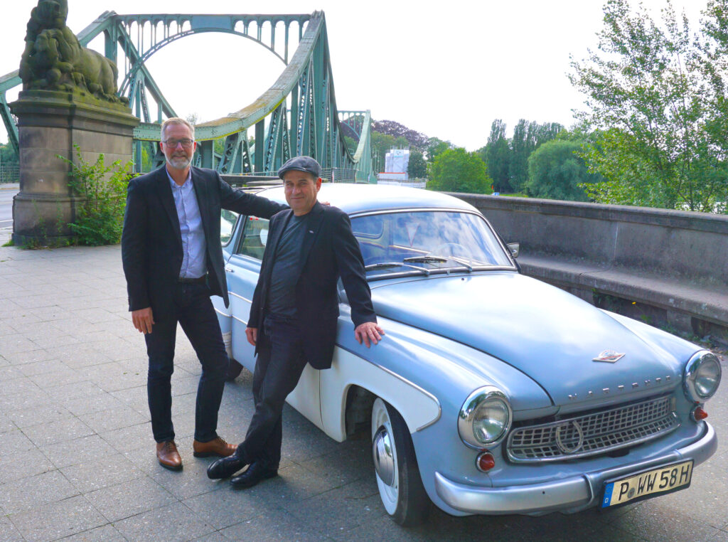 Jörg Tissat und Frank Ehlert mit Willy Wartburg vor der Glienicker Brücke in Potsdam